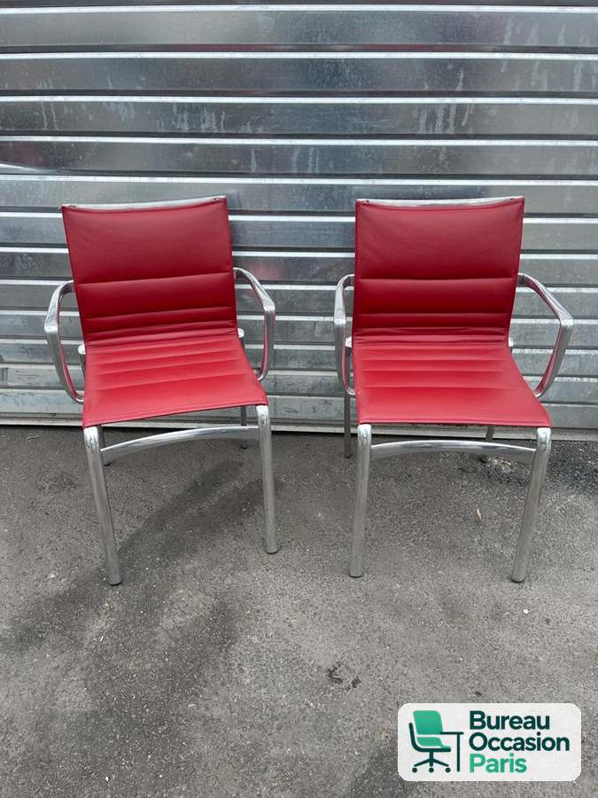 Chaise de réunion cuir rouge surpiqué – structure aluminium, accoudoirs
