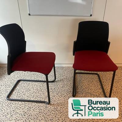 Chaise de réunion empilable – assise rouge, dossier noir, luge noire