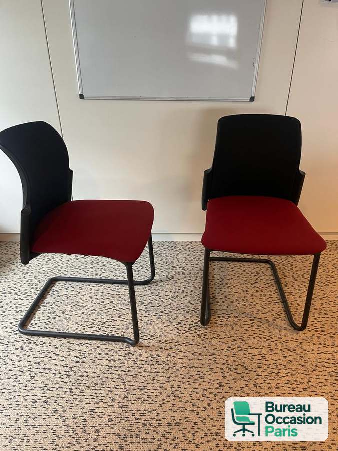 Chaise de réunion empilable – assise rouge, dossier noir, luge noire