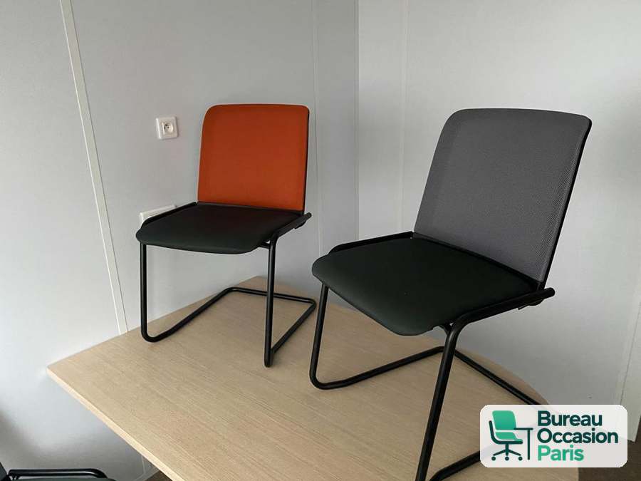 Chaise de réunion empilable luge noire – dossier orange ou gris