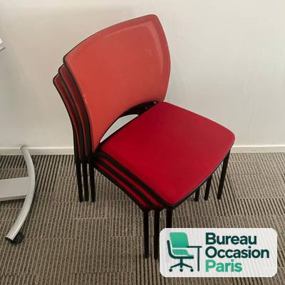 Chaise de réunion rouge empilable – dossier résille, sans accoudoirs