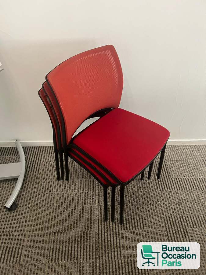 Chaise de réunion rouge empilable – dossier résille, sans accoudoirs