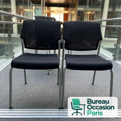Chaise empilable à dossier résille noire – 4 pieds métal gris