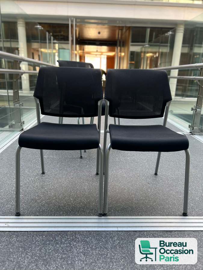 Chaise empilable à dossier résille noire – 4 pieds métal gris