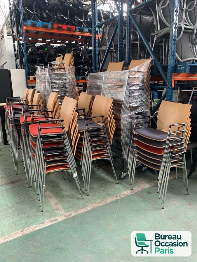 Chaise empilable dossier bois, assise rouge ou grise et accoudoirs