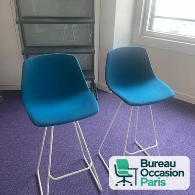 Chaise haute design – coque bleu canard, piètement filaire blanc