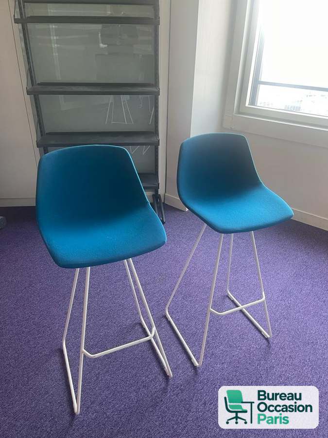 Chaise haute design – coque bleu canard, piètement filaire blanc