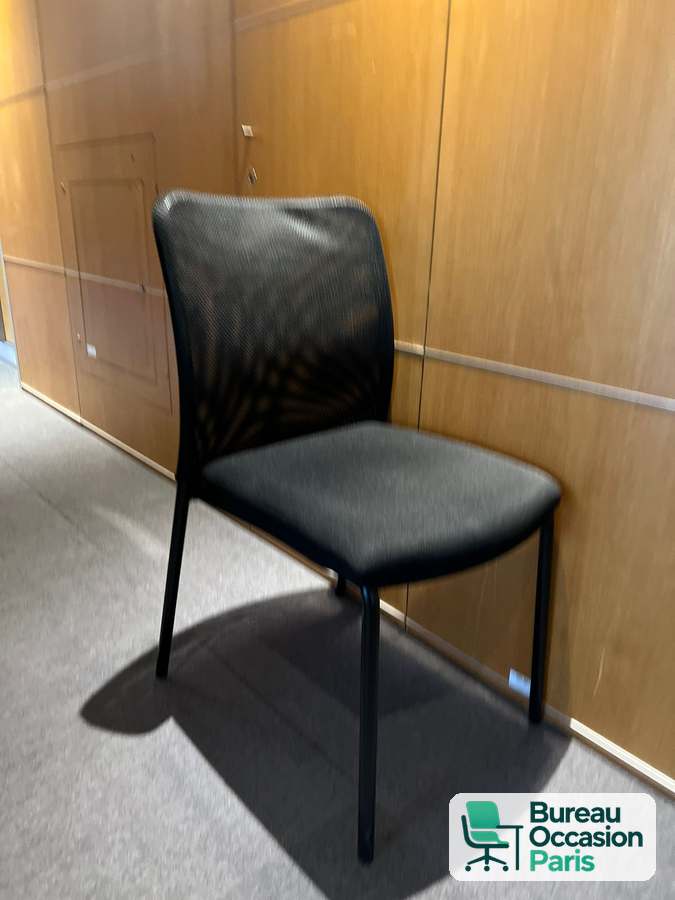 Chaise visiteur 4 pieds noirs – dossier résille, assise tissu noir