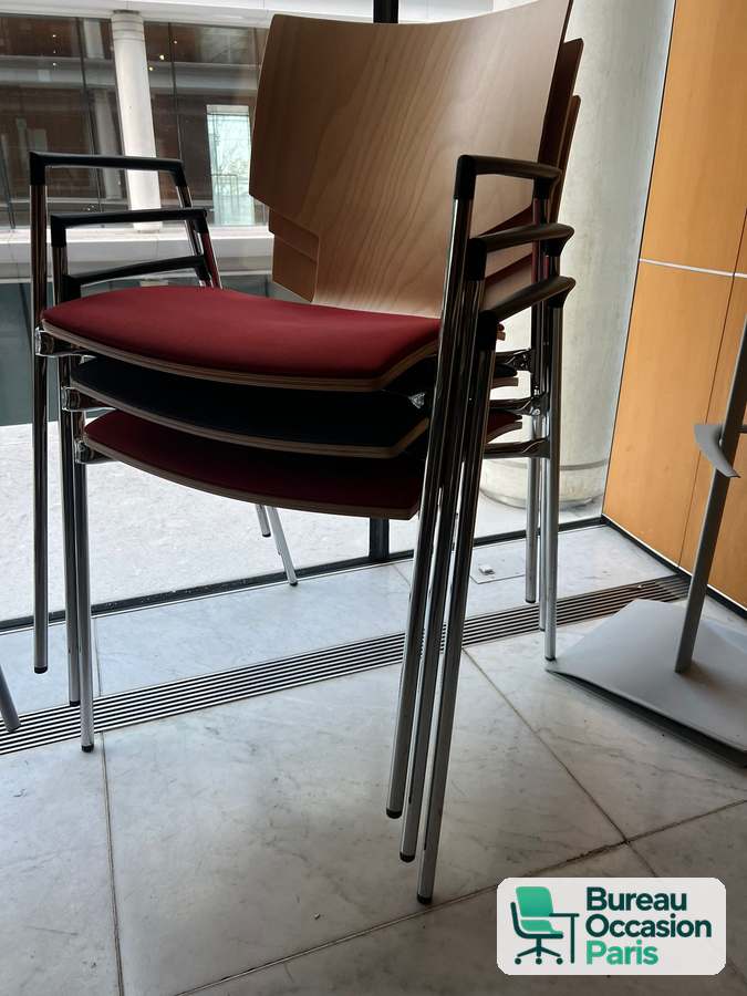 Chaise visiteur empilable, dossier coque bois et assise rouge