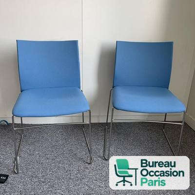 Chaise visiteur empilable – tissu bleu, piètement luge chromé