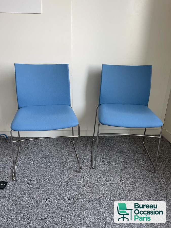 Chaise visiteur empilable – tissu bleu, piètement luge chromé