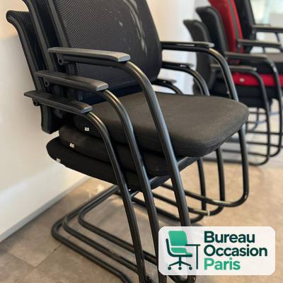 Chaise visiteur empilable tout noir – luge métal, résille, accoudoirs