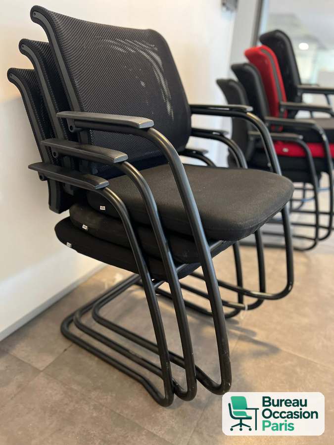 Chaise visiteur empilable tout noir – luge métal, résille, accoudoirs