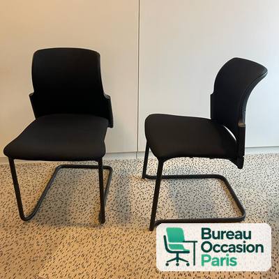 Chaise visiteur luge noire – assise et dossier galbé en tissu noir
