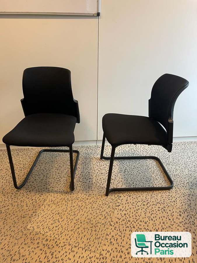 Chaise visiteur luge noire – assise et dossier galbé en tissu noir