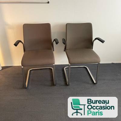 Chaise visiteur piètement luge chromé, tissu marron et accoudoirs