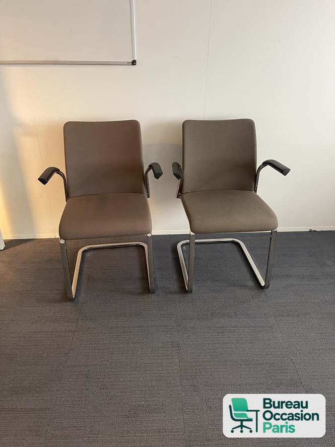 Chaise visiteur piètement luge chromé, tissu marron et accoudoirs