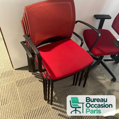 Chaise visiteur rouge empilable – résille, accoudoirs, structure noire
