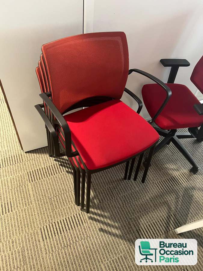 Chaise visiteur rouge empilable – résille, accoudoirs, structure noire