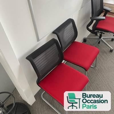 Chaise visiteur Steelcase Think sur luge, résille noire et assise rouge
