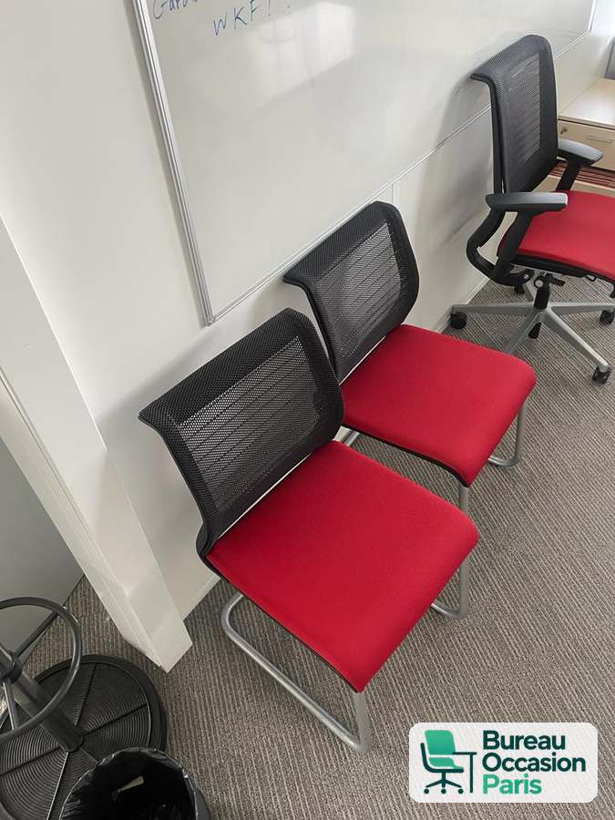 Chaise visiteur Steelcase Think sur luge, résille noire et assise rouge