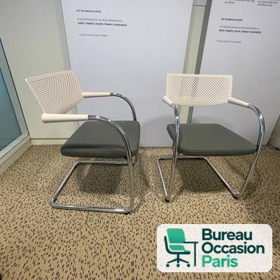 Chaise visiteur Visavis – dossier blanc ajouré, assise tissu gris