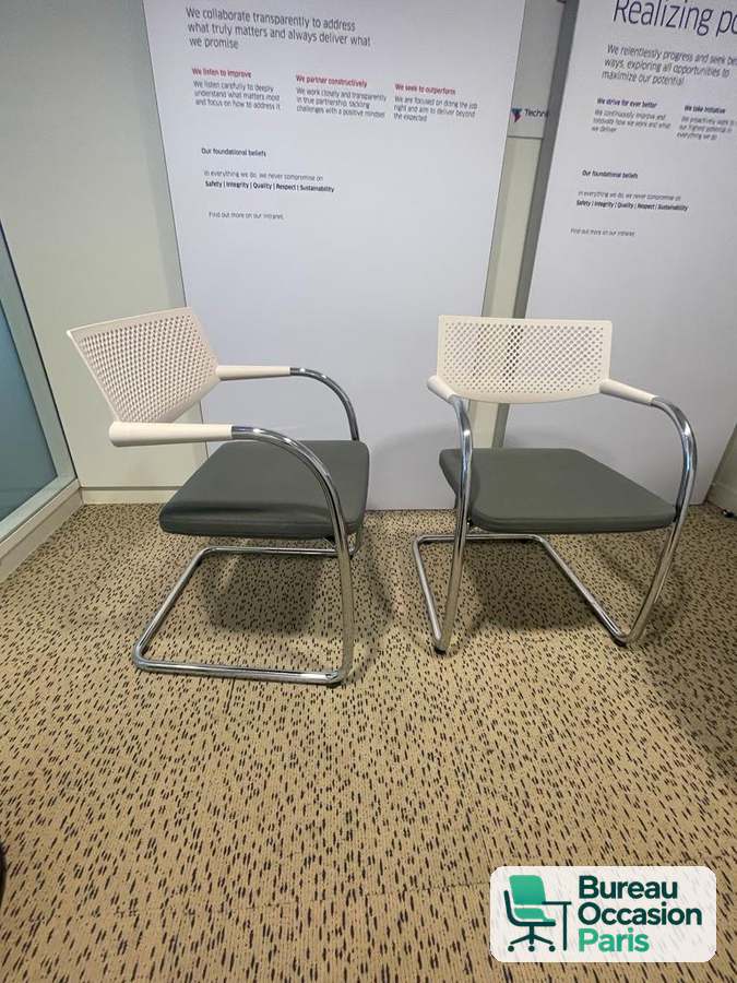 Chaise visiteur Visavis – dossier blanc ajouré, assise tissu gris
