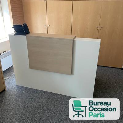 Comptoir d'accueil compact blanc – façade bois clair, tablette haute
