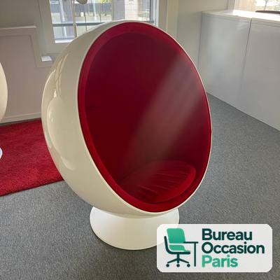 Fauteuil boule pivotant style années 60, coque blanche et rouge