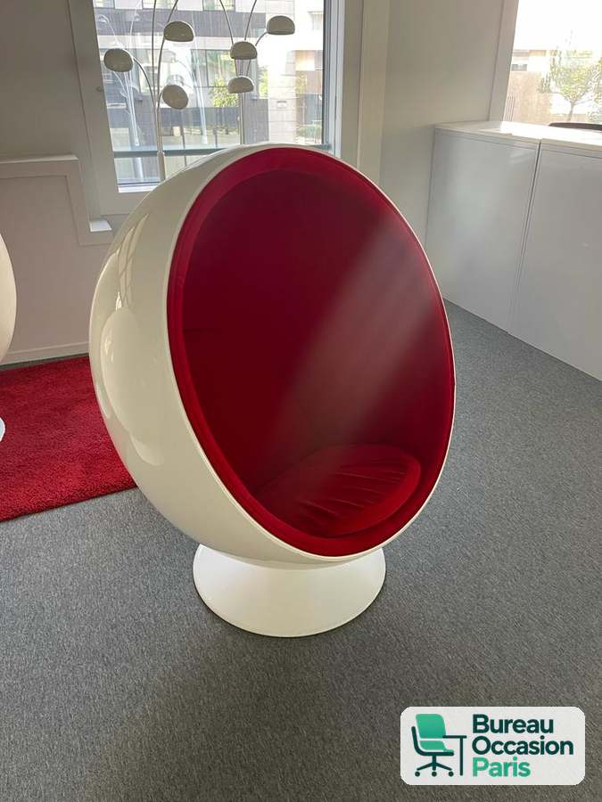 Fauteuil boule pivotant style années 60, coque blanche et rouge