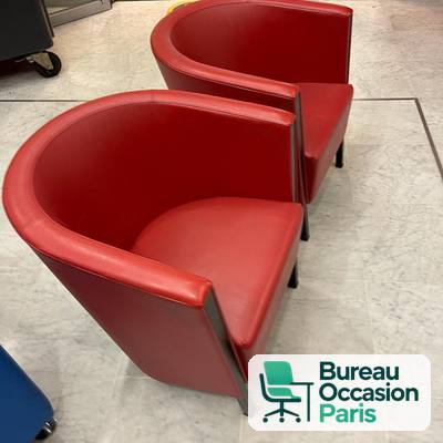 Fauteuil cabriolet rouge en simili cuir pour espace d'accueil