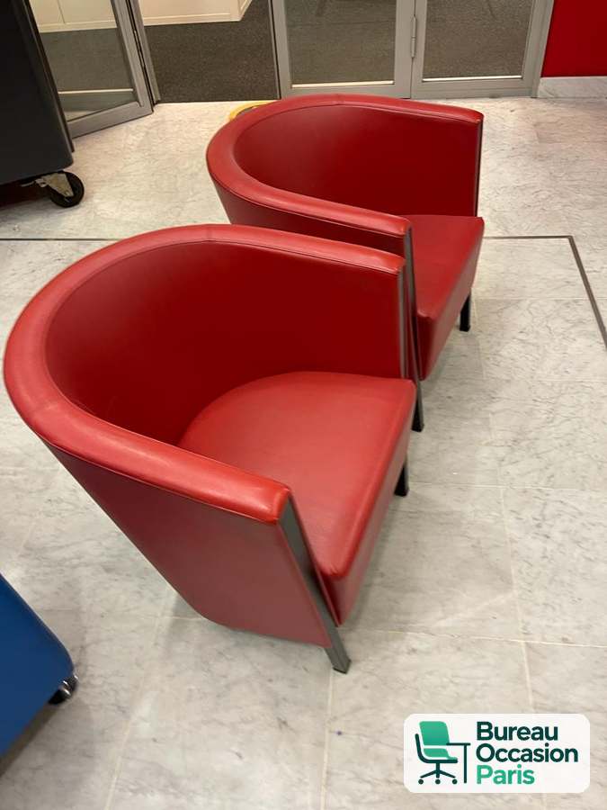 Fauteuil cabriolet rouge en simili cuir pour espace d'accueil