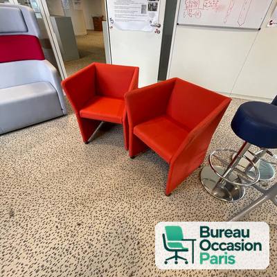 Fauteuil d'accueil cubique – revêtement rouge-orangé, dossier évasé