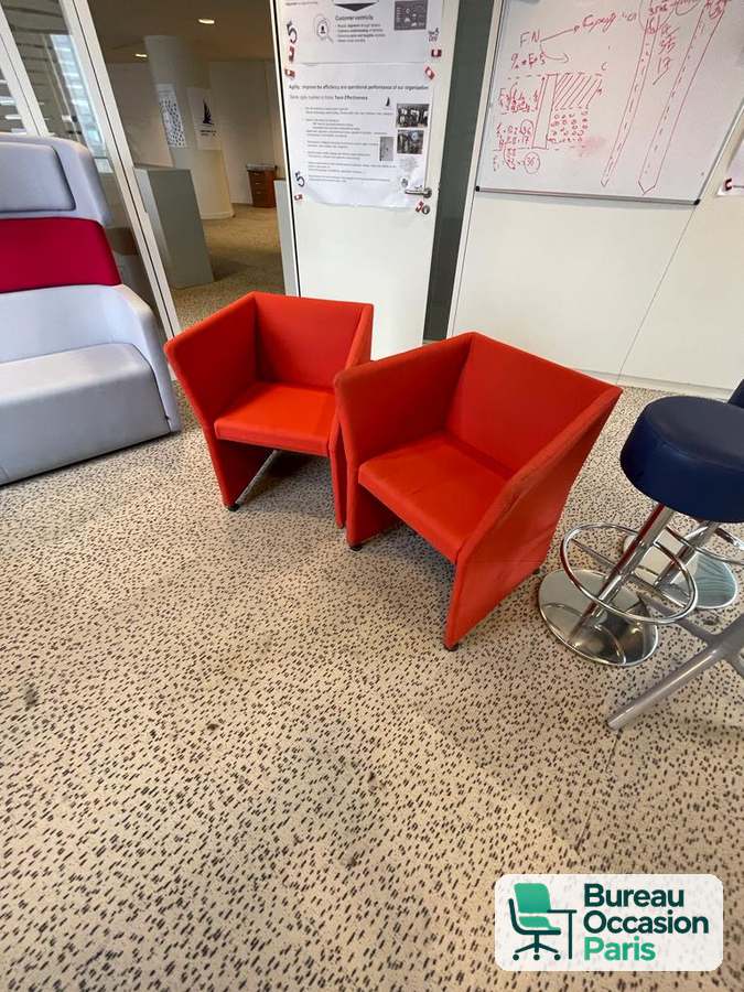 Fauteuil d'accueil cubique – revêtement rouge-orangé, dossier évasé