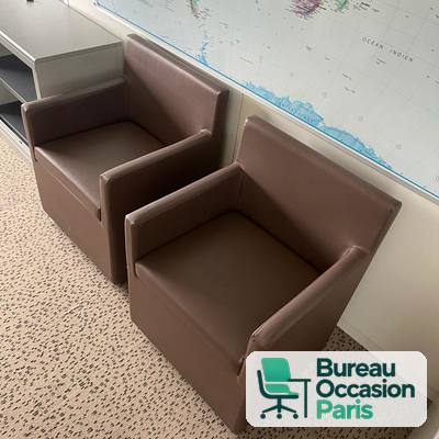 Fauteuil d'accueil marron – lignes droites, accoudoirs pleins