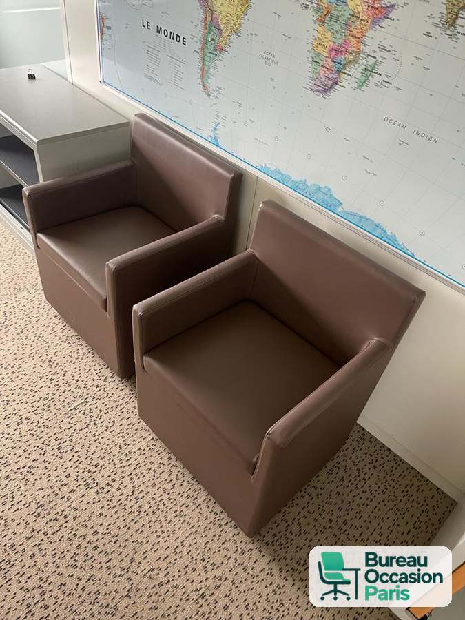 Fauteuil d'accueil marron – lignes droites, accoudoirs pleins