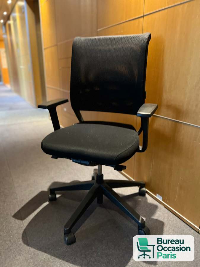 Fauteuil de bureau à dossier boucle – résille noire, mécanisme synchrone