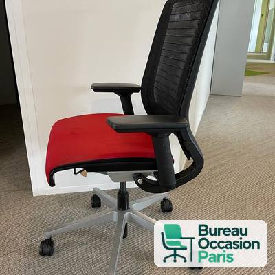 Fauteuil de bureau Steelcase Think, dossier résille noir et assise rouge