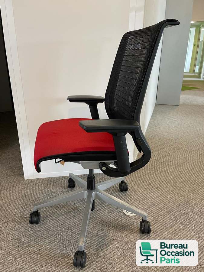 Fauteuil de bureau Steelcase Think, dossier résille noir et assise rouge