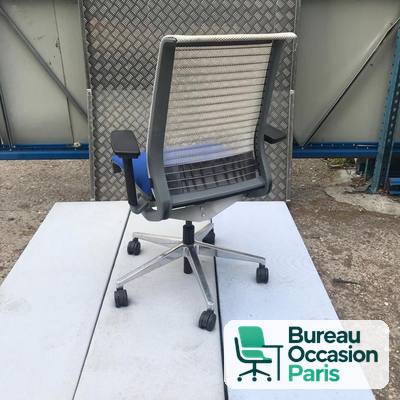 Fauteuil de bureau Steelcase Think, résille gris clair et assise bleue