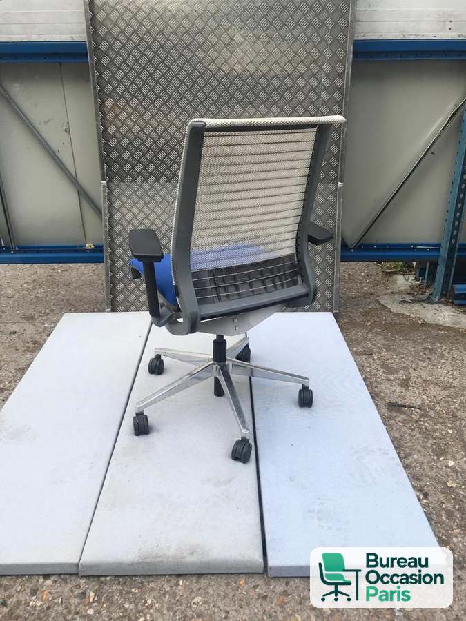 Fauteuil de bureau Steelcase Think, résille gris clair et assise bleue