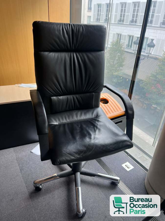 Fauteuil de direction capitonné – cuir noir, dossier haut, base chromée