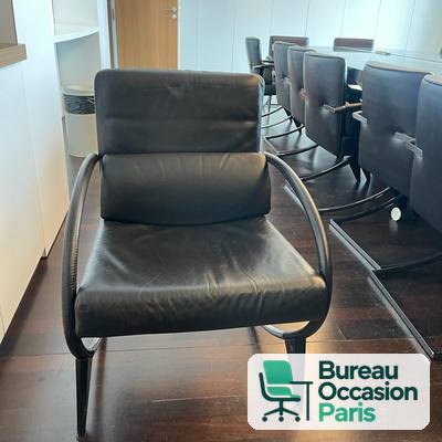 Fauteuil de réunion cuir noir – accoudoirs arqués, piètement luge