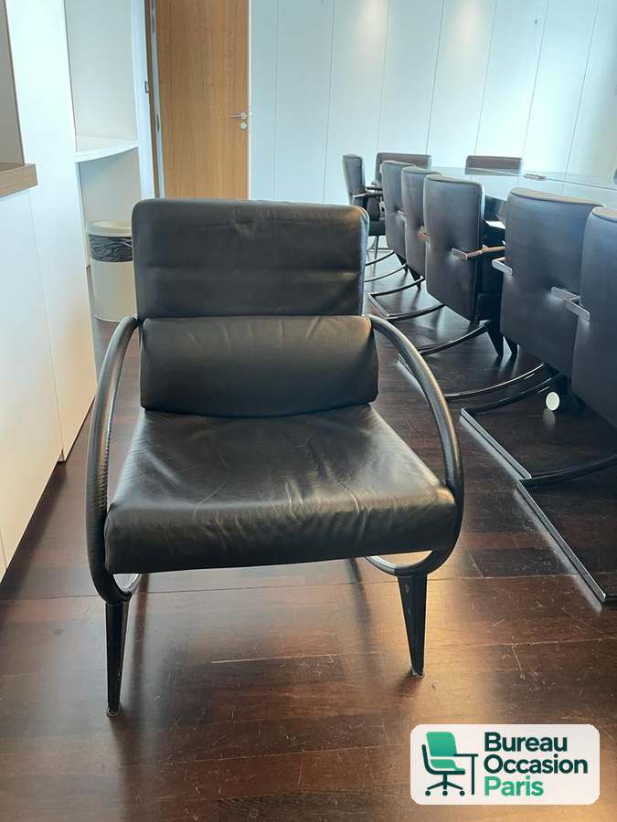 Fauteuil de réunion cuir noir – accoudoirs arqués, piètement luge