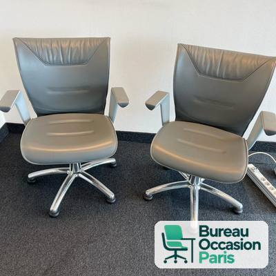Fauteuil de réunion pivotant cuir gris – base chromée à roulettes