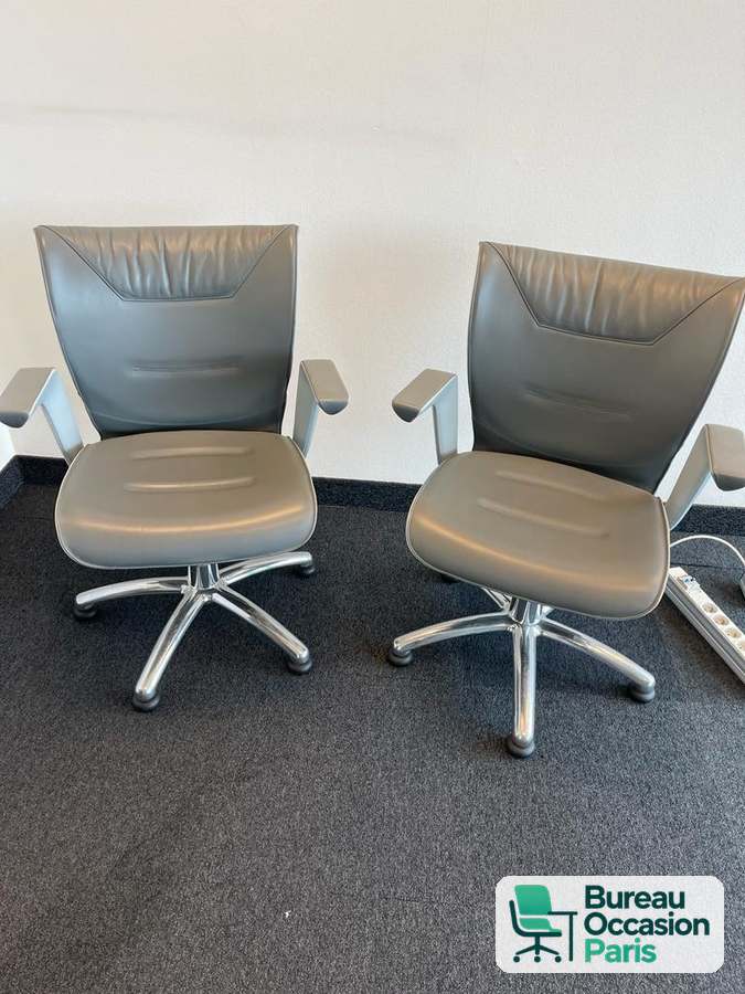 Fauteuil de réunion pivotant cuir gris – base chromée à roulettes