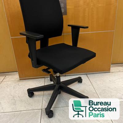 Fauteuil de travail à dossier haut garni – tissu noir, synchrone