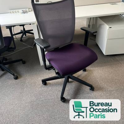 Fauteuil ergonomique assise violette – dossier résille grise à poignée