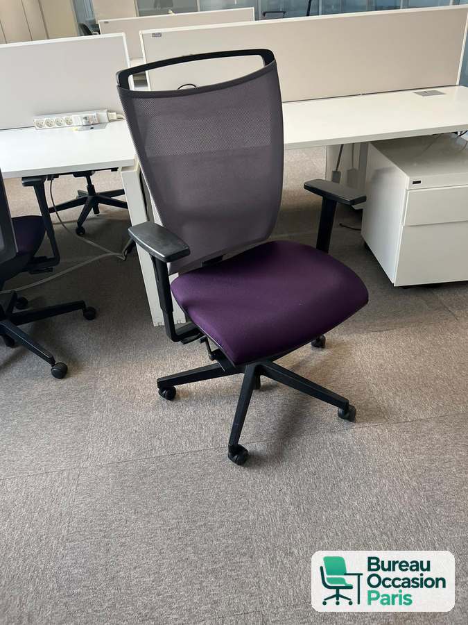 Fauteuil ergonomique assise violette – dossier résille grise à poignée