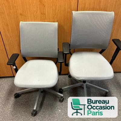 Fauteuil ergonomique résille grise – assise gris clair, accoudoirs noirs